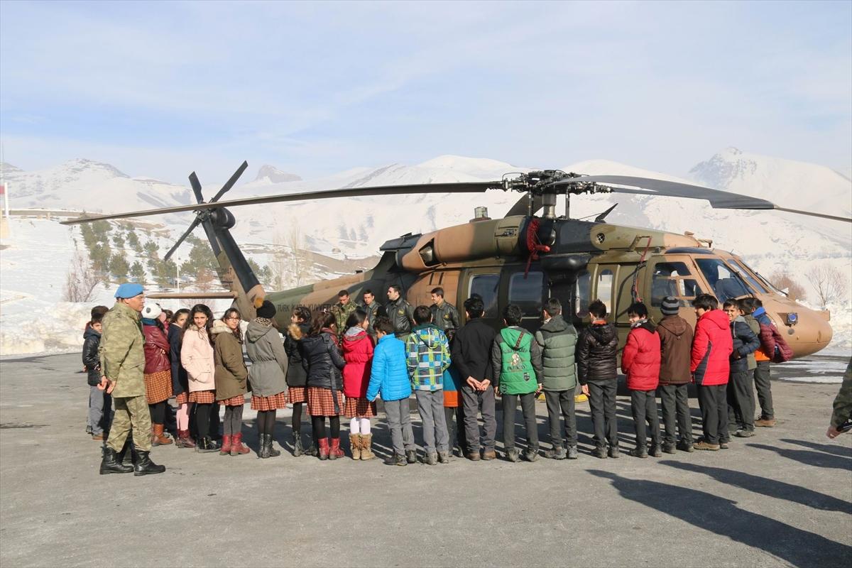 Mehmetçik minik öğrencileri misafir etti