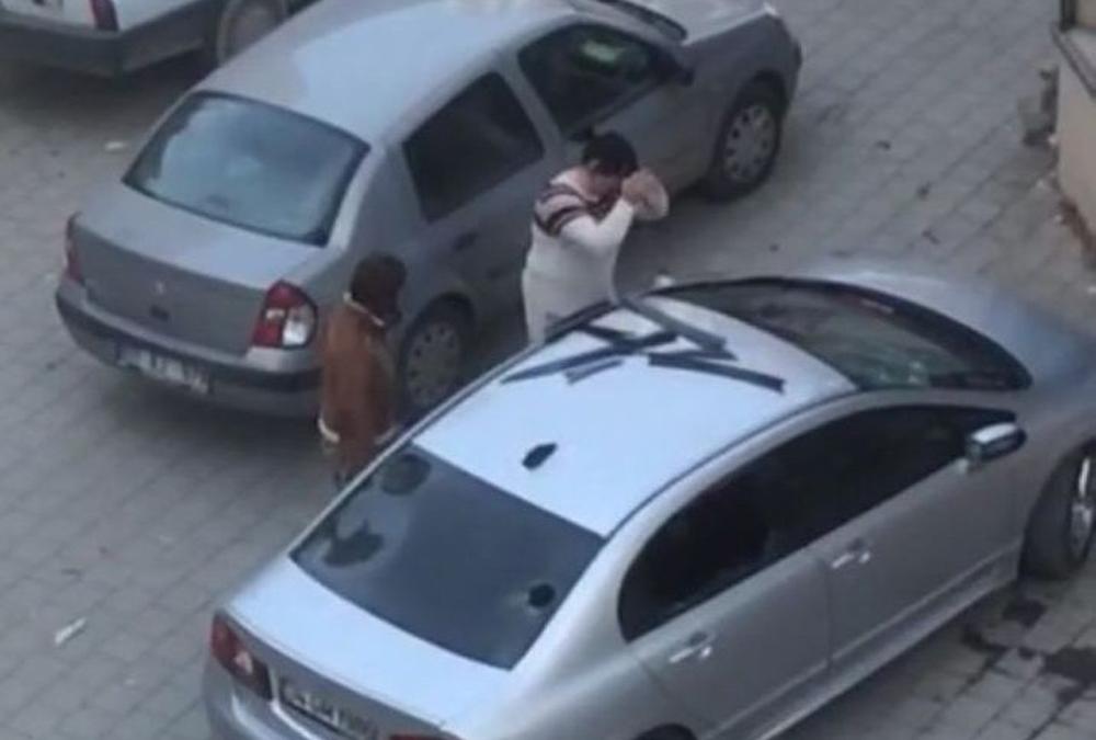 Öfkeli kadın kavga ettiği kocasının aracını parçaladı