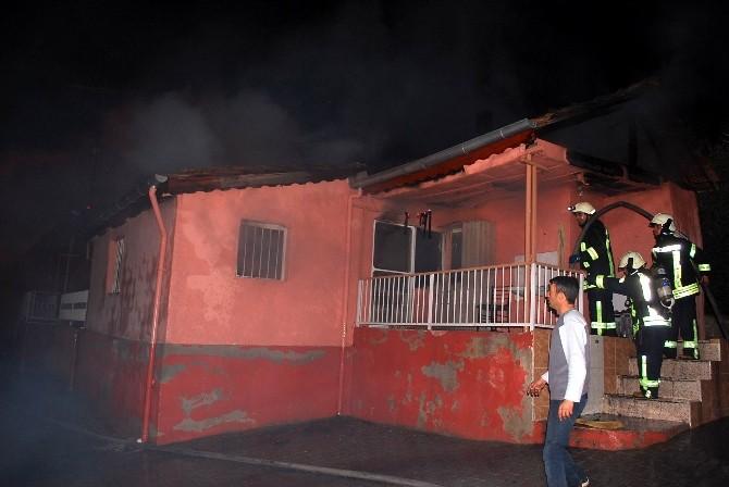 Manisa’da 2 ev çıkan yangında kül oldu