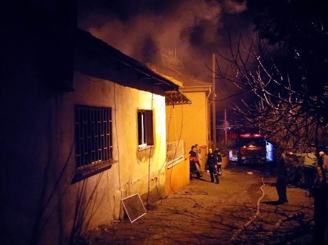 Manisa’da 2 ev çıkan yangında kül oldu