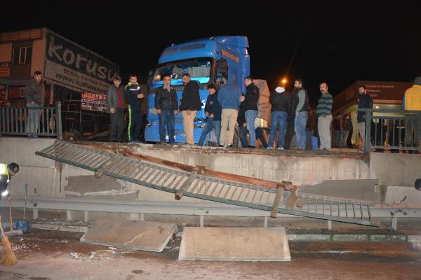 Bursa'da park halindeki TIR bariyerlere çarptı