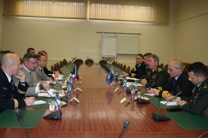 Genelkurmay Başkanı Hulusi Akar NATO zirvesinde