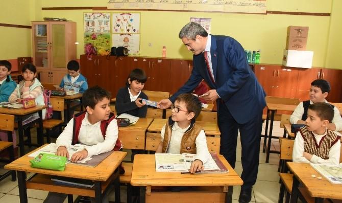 Belediye başkanından çocuklara tatil hediyesi