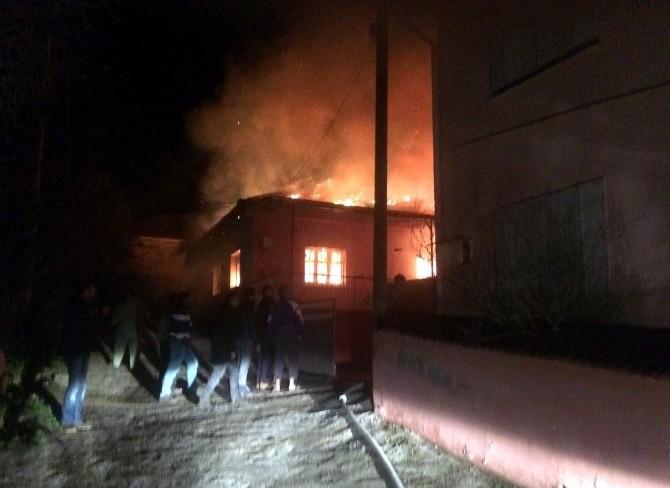 Manisa’da 2 ev çıkan yangında kül oldu