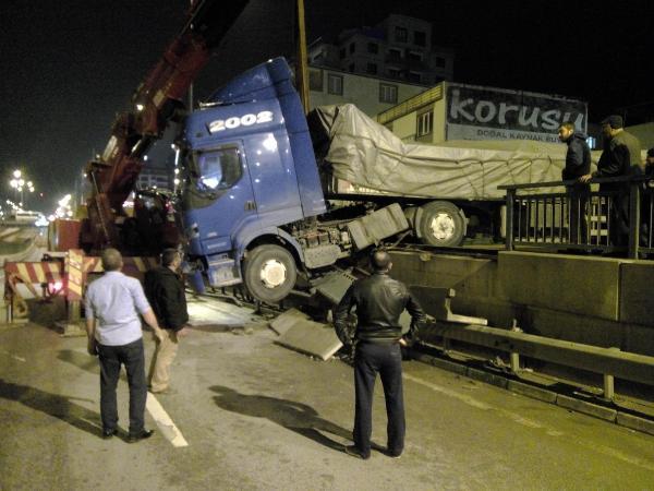 Bursa'da park halindeki TIR bariyerlere çarptı