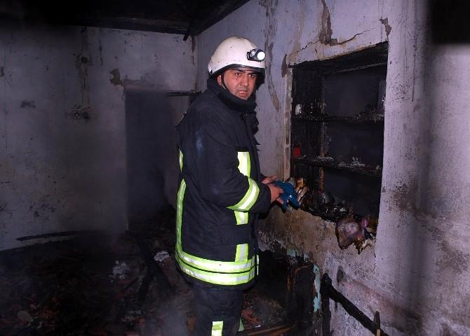 Manisa’da 2 ev çıkan yangında kül oldu