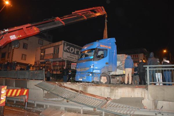 Bursa'da park halindeki TIR bariyerlere çarptı