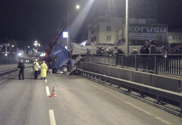 Bursa'da park halindeki TIR bariyerlere çarptı