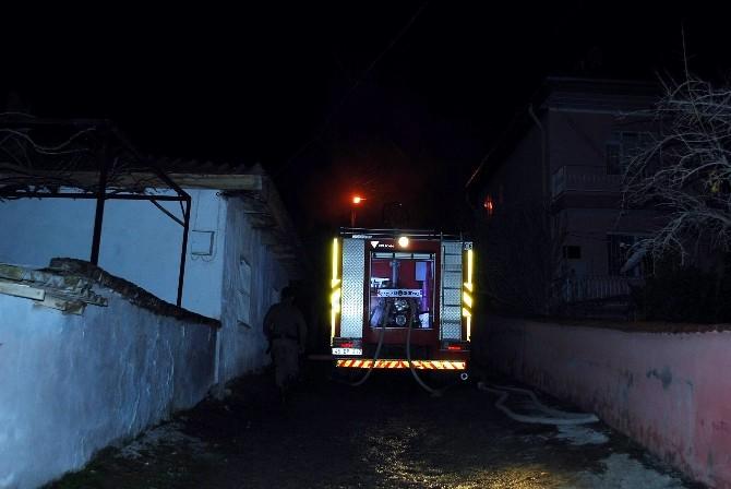 Manisa’da 2 ev çıkan yangında kül oldu