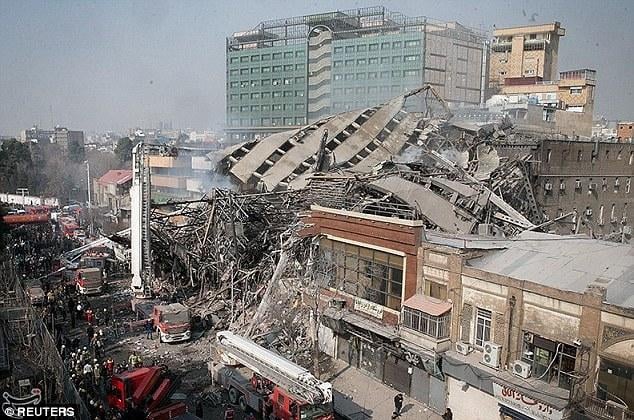 Tahran'da yangın nedeniyle 17 katlı iş yeri çöktü