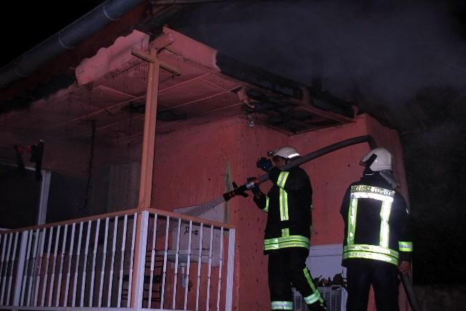 Manisa’da 2 ev çıkan yangında kül oldu