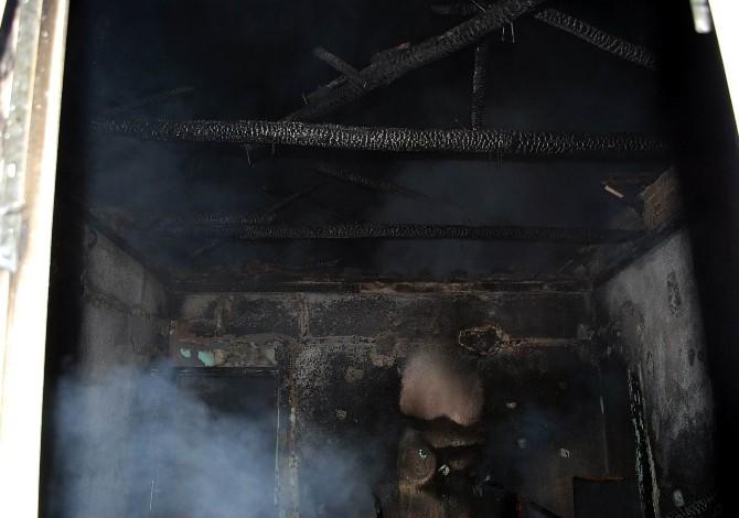 Manisa’da 2 ev çıkan yangında kül oldu