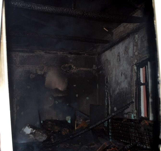 Manisa’da 2 ev çıkan yangında kül oldu