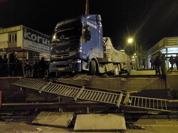 Bursa'da park halindeki TIR bariyerlere çarptı