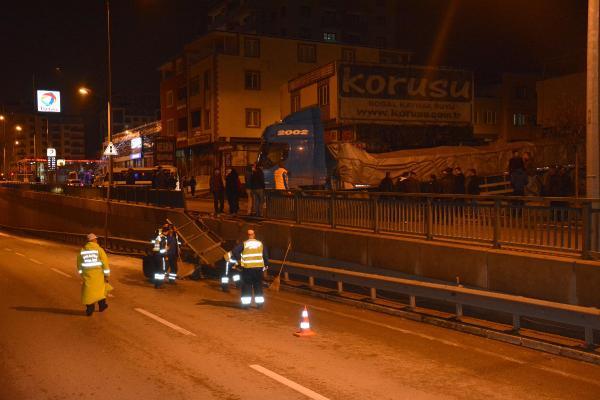 Bursa'da park halindeki TIR bariyerlere çarptı