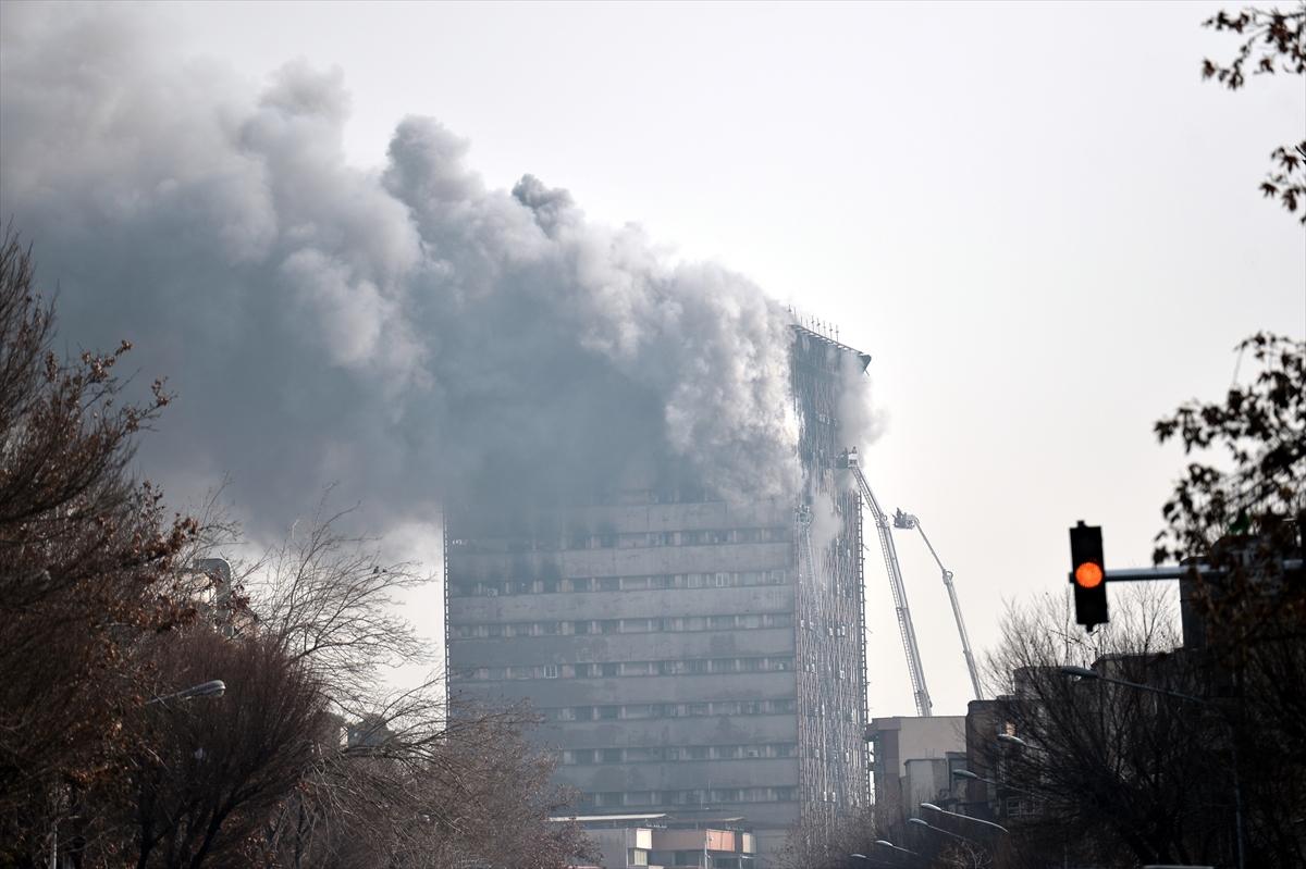 Tahran'da yangın nedeniyle 17 katlı iş yeri çöktü