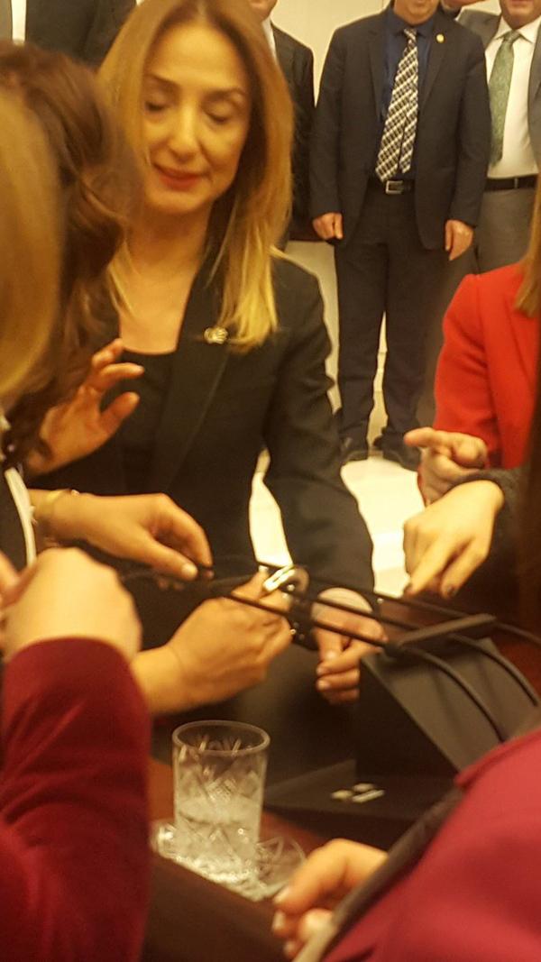 Aylin Nazlıaka kendini kürsüye kelepçeledi