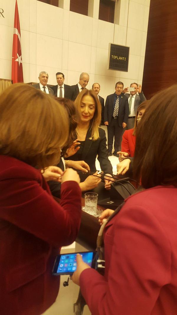 Aylin Nazlıaka kendini kürsüye kelepçeledi