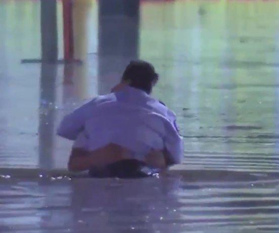 Texas'ta otobüs sürücüsü selden son anda kurtarıldı