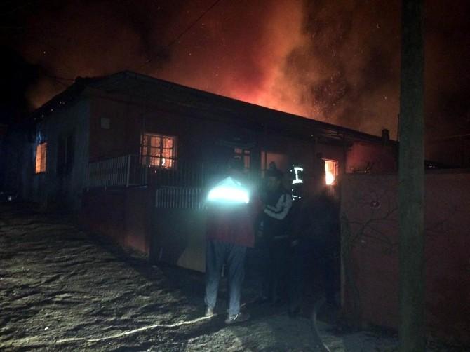 Manisa’da 2 ev çıkan yangında kül oldu