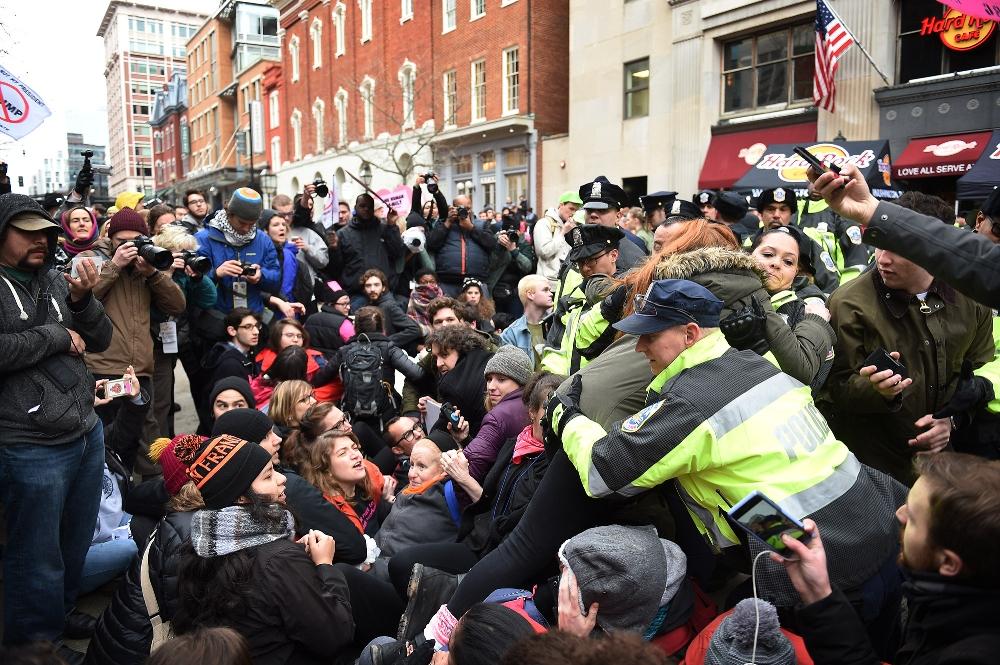 ABD'de Trump karşıtı gösteriler: Sokaklar karıştı