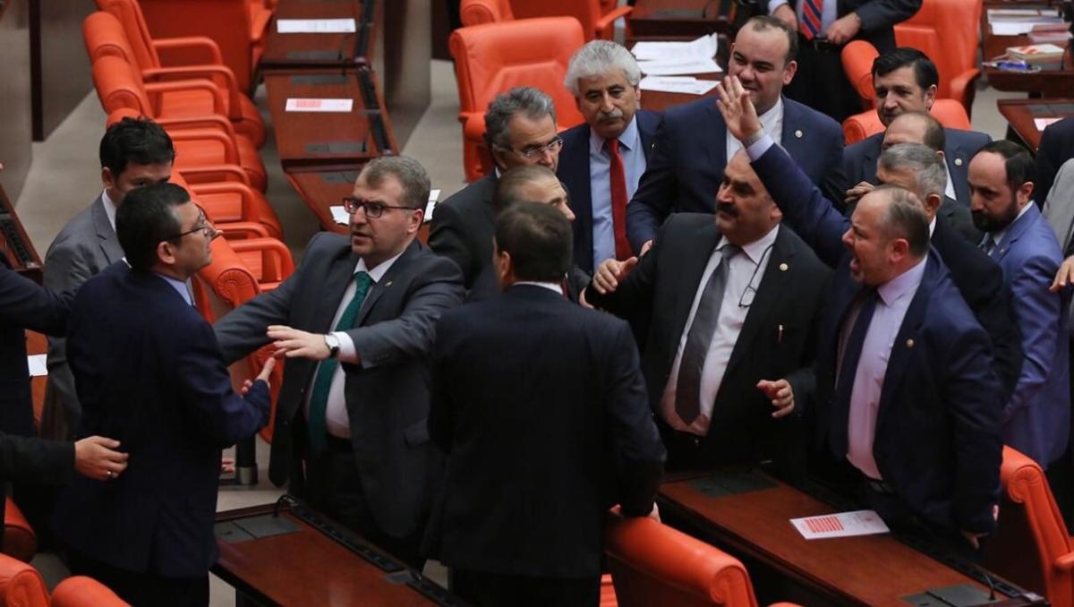 TBMM'de bakan pazarlığı kavgası