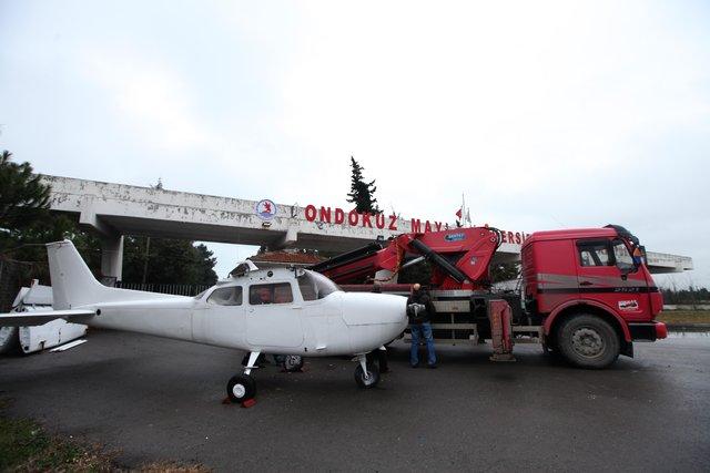 Karayoluyla taşınan uçak ilgi çekti