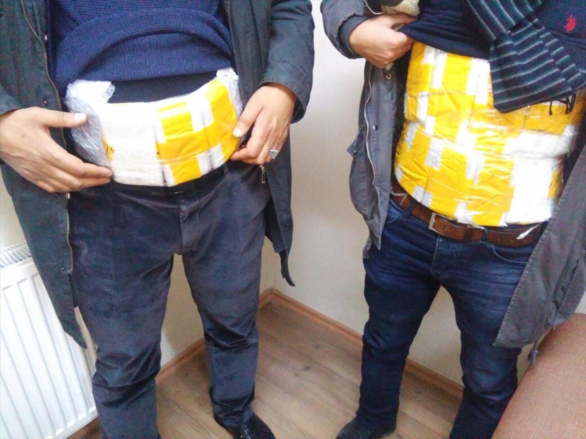 258 kaçak cep telefonu 2 kişinin üzerinden çıktı