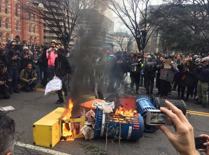 Washington'daki Trump karşıtı gösterilerde şiddet artıyor