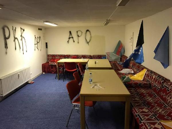 Münih'te PKK'lılar Atatürk fotoğraflarını karaladı