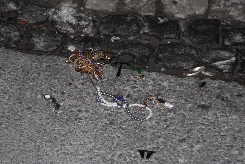 Polisin silahını almaya çalışan hırsız bacağından vuruldu