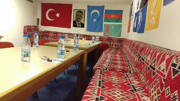 Münih'te PKK'lılar Atatürk fotoğraflarını karaladı