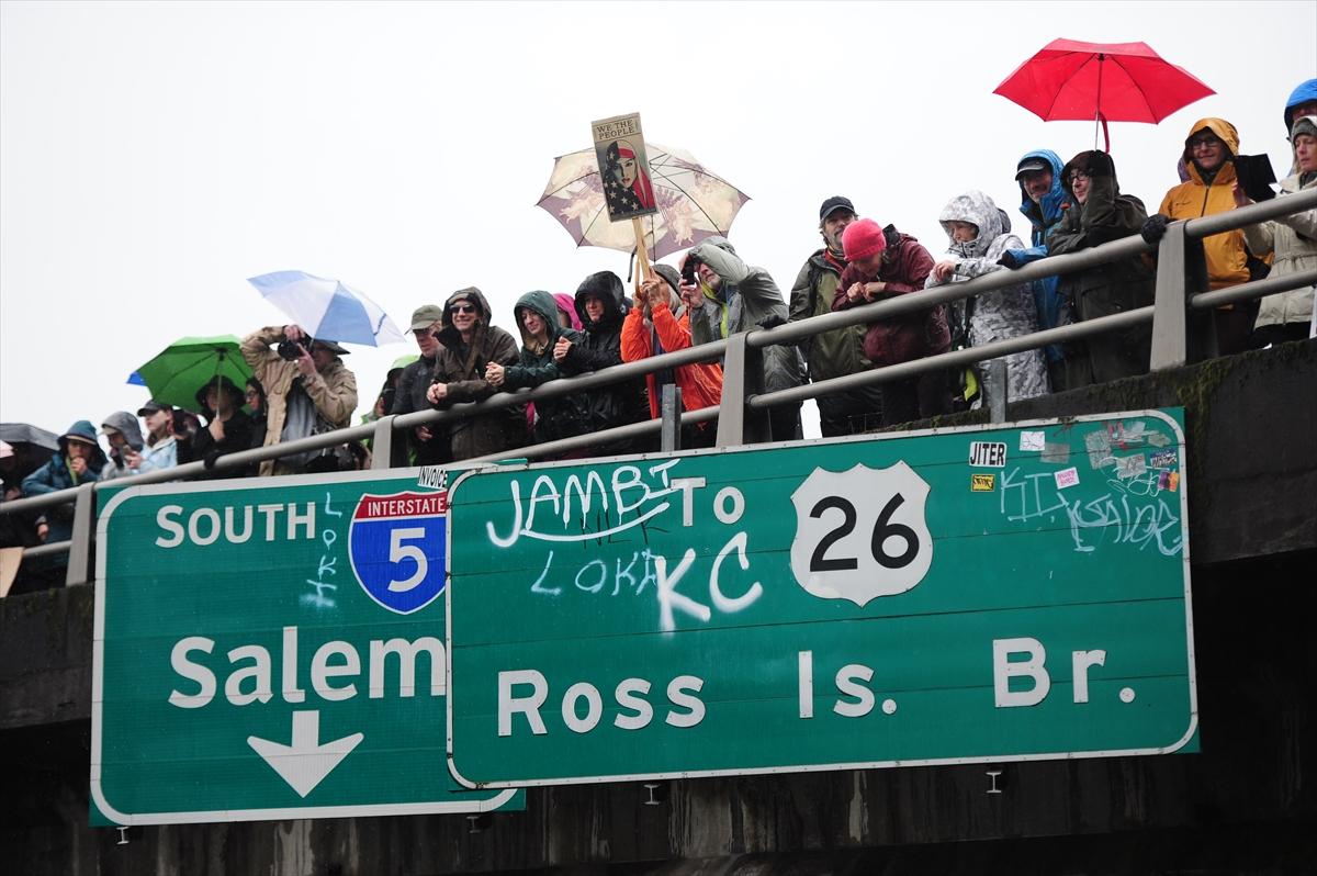 John Kerry de Trump'ı protesto edenler arasında