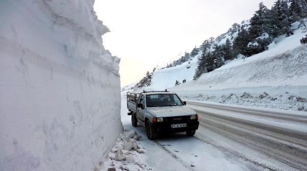 Antalya'da kar kalınlığı 3 metreye ulaştı