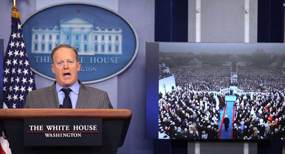 Beyaz Saray Sözcüsü ilk iş gününde basını hedef aldı