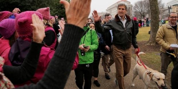 John Kerry de Trump'ı protesto edenler arasında