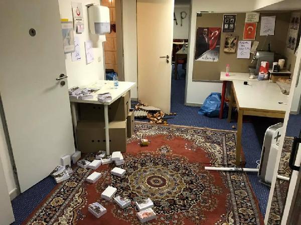 Münih'te PKK'lılar Atatürk fotoğraflarını karaladı