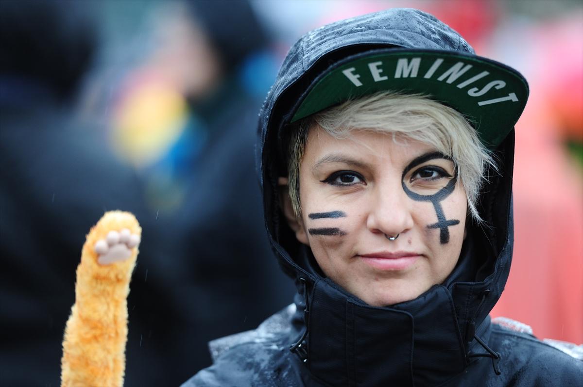 John Kerry de Trump'ı protesto edenler arasında