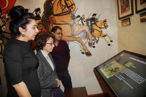 İnönü'nün kızı babasının heykeliyle karşılıklı oturdu