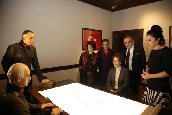 İnönü'nün kızı babasının heykeliyle karşılıklı oturdu