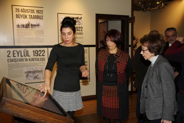 İnönü'nün kızı babasının heykeliyle karşılıklı oturdu