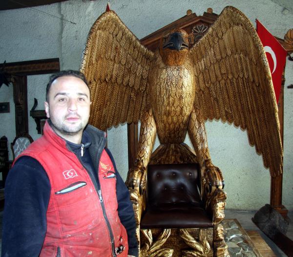 1 ton ağırlığında el oyması kartal figürlü taht yaptı