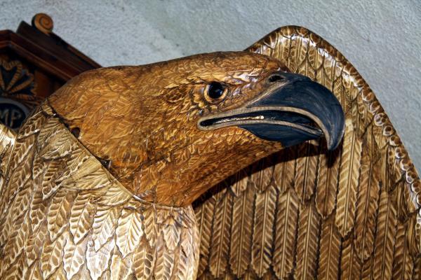 1 ton ağırlığında el oyması kartal figürlü taht yaptı