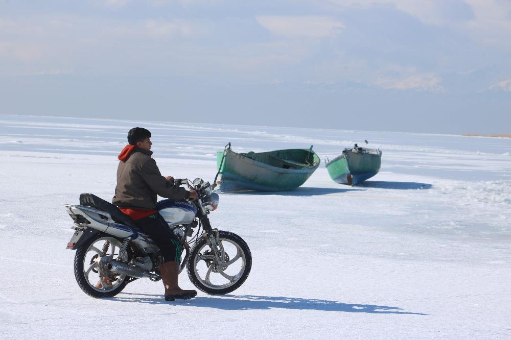 Konya'da donan gölde motosikletli drift