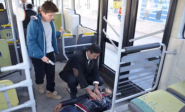 Kalp krizi geçiren yolcuyu şoför hayata döndürdü