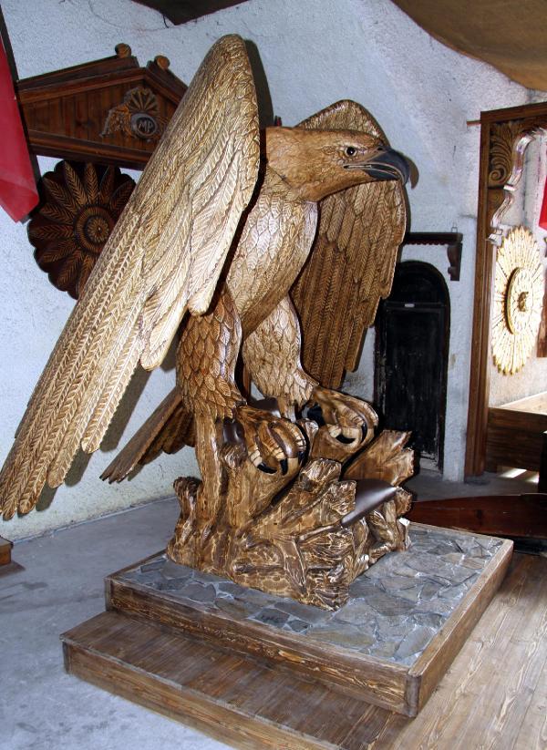 1 ton ağırlığında el oyması kartal figürlü taht yaptı