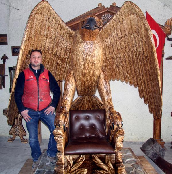 1 ton ağırlığında el oyması kartal figürlü taht yaptı