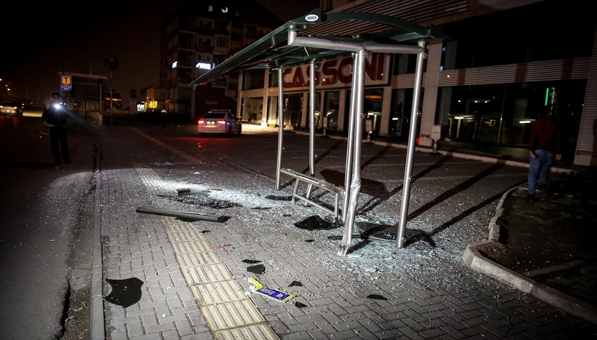 Otobüs durağına çarpan otomobil araziye devrildi