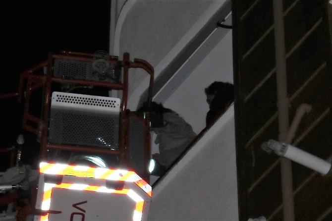 Ayrılmak isteyen eşi ve iki çocuğunu rehin aldı