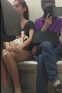 Tacizcinin kafasına çantayla vuran Çinli